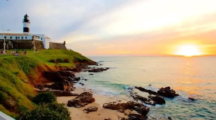 Praia da Barra Salvador: Guia Completo 2026