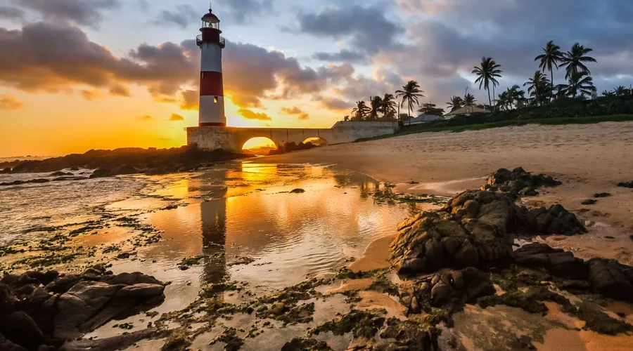 Praia de Itapuã em Salvador: A Praia Imortalizada por Vinícius de Moraes